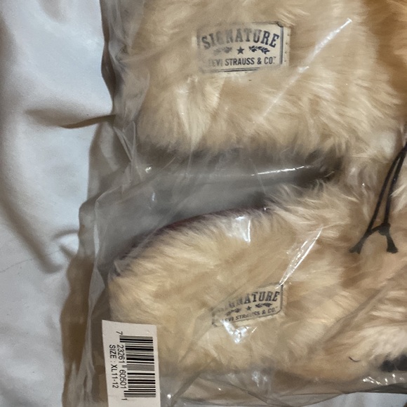 Levi’s Warm fuzzy slippers very good support n brand new - Picture 3 of 4